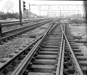 167321 Afbeelding van een in aanbouw zijnde spoorkruising met beweegbare puntstukken op het emplacement (oostzijde) te ...